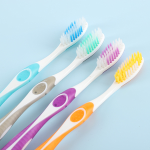 Venta caliente personalizado gran oferta uso en el hogar <span class=keywords><strong>cepillo</strong></span> de dientes para adultos nuevo Popular cerdas suaves cuidado bucal <span class=keywords><strong>cepillo</strong></span> de dientes <span class=keywords><strong>barato</strong></span> - Product Image 3