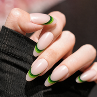 Ongles à presser longs et élégants, base nude, double pointe verte, style français, pour un usage quotidien décontracté