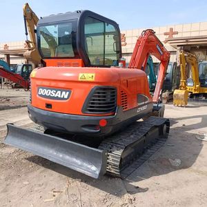 Excavadora de cadenas Doosan DX60 usada, de Corea, 6 toneladas, miniexcavadora, entrega gratuita disponible, baja presión sobre el suelo, tracción fuerte - Product Image 3