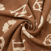 Écharpe en jacquard imitation laine, tendance et chaude pour l'hiver, style personnalisé avec logo imprimé et motifs géométriques classiques