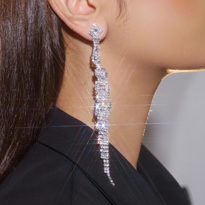 Boucles d'oreilles pendantes tendance en alliage de cuivre avec micro-inserts en strass et pampilles, plaqué argent, style européen et américain, pour femme, soirée et cérémonie - Product Image 3