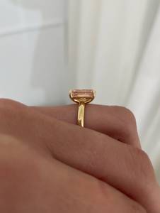 Bague en or massif 18 carats pour femme avec diamant taille émeraude et diamants latéraux, bijou de fiançailles romantique - Product Image 4