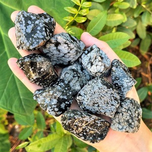 Vente en gros de pierres brutes d'obsidienne flocon de neige bohème de haute qualité, pierres de cristal naturelles polies, décoration d'intérieur unique pour les fêtes - Product Image 2