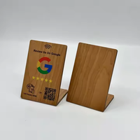 Étiquette NFC sans contact innovante avec code QR personnalisé et design étanche pour affichage de menu gravé sur support en bois pour café et restaurant