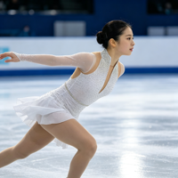 Robe de patinage artistique blanche à col halter et col en V, manches longues en maille, jupe ornée de strass pour enfants et filles, idéale pour les spectacles sur scène