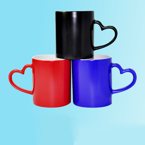 Tasse magique en céramique à Sublimation rouge, bleu et noir, poignée en forme de cœur brillant de haute qualité - Product Image 2