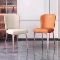 Chaise de salle à manger de luxe moderne avec dossier ergonomique et pieds en métal or rose - Revêtement en cuir PU pour la maison, l'hôtel, le restaurant