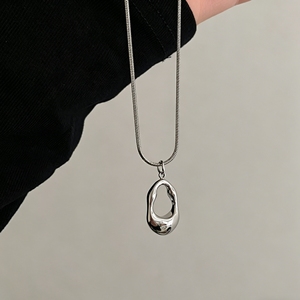 Collar con Colgante Ovalado Irregular Minimalista de Acero Inoxidable para Mujer, Cadena Plateada - Product Image 4
