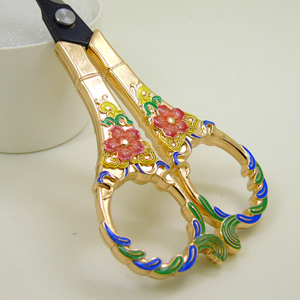 Ciseaux à broder 4,4 pouces en acier inoxydable à pointe aiguisée, ciseaux vintage à motif floral pour travaux manuels DIY - Product Image 6