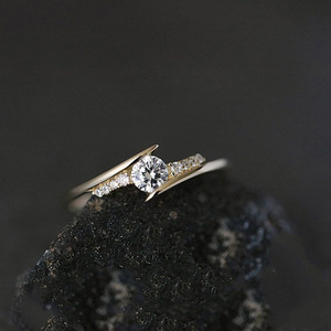 Anello di Fidanzamento F1221 per Donna in Oro Massiccio 18K con Diamante Taglio Brillante Rotondo Colore G Naturale e Pietre Laterali - Product Image 2