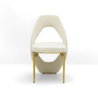 Chaise de salle à manger de mariage moderne de luxe en velours blanc avec structure en acier inoxydable doré pour la location événementielle et les banquets d'hôtel