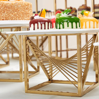 Autres plinthes d'affichage de dessert de cube en marbre blanc de restaurant d'hôtel pour le buffet de traiteur et la présentation de gâteau de mariage