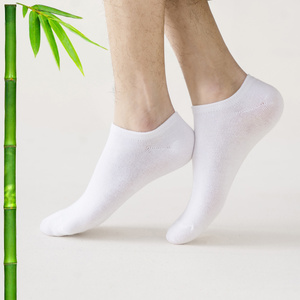 Calcetines tobilleros de fibra de bambú transpirables a precio bajo al por mayor, calcetines informales de negocios con logotipo personalizado, lisos, sin mostrar, carbón de bambú de corte bajo - Product Image 2