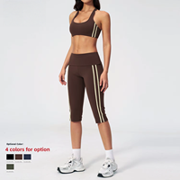 Ensemble de yoga capri personnalisé pour femme avec legging à passepoil contrastant et brassière dos nageur – Tenue de sport ultra douce