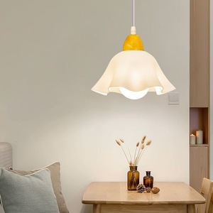 Suspension nordique unique, abat-jour pétale crème, lampe de bar en bois moderne et minimaliste, portée 10-15m - Product Image 1