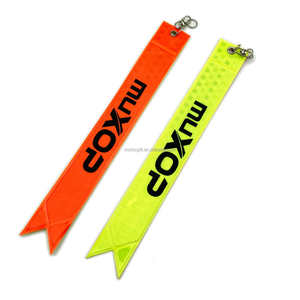 Sangle réfléchissante en PVC haute visibilité course de nuit en plastique porte-clés personnalisé réflecteur de vélo pendentif de sécurité pour l'équitation de nuit - Product Image 3