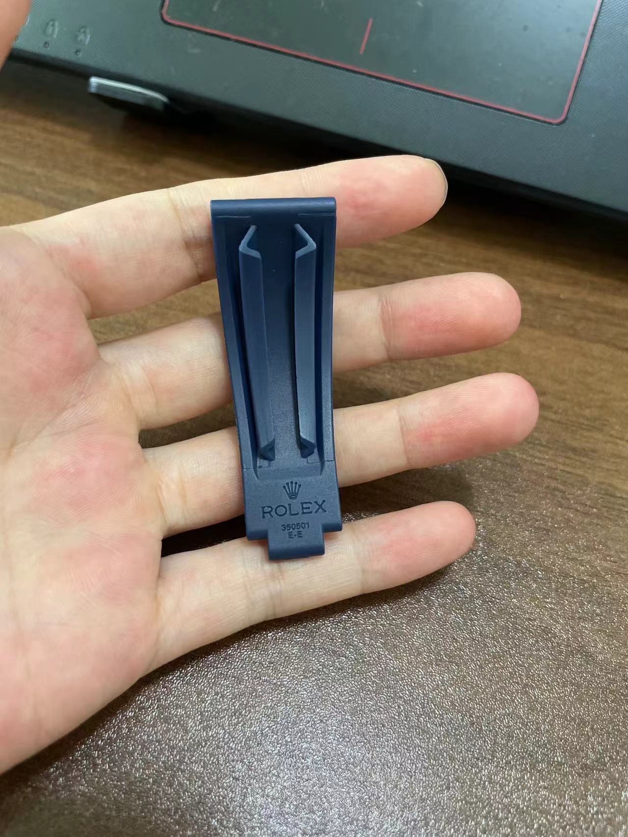 สีน้ำเงินไม่มีโลโก้หรือโลโก้