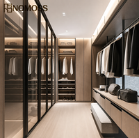 Système de rangement et d'armoires modernes sur mesure pour dressing, idéal pour les projets d'aménagement intérieur de chambres parentales d'appartements haut de gamme