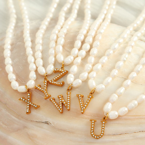 Collar de perlas con colgante de letra, cadena de acero inoxidable, regalo de joyería para mujer, accesorio de moda - Product Image 1