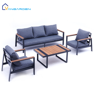 Ensemble de canapés d'extérieur modernes avec table basse en bois plastique et structure en aluminium, imperméable, pour hôtel, villa, balcon et salles à manger - Product Image 1