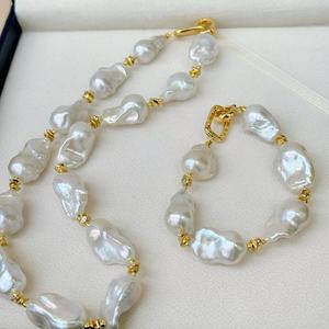 Ensemble de bracelet et collier en perles baroques naturelles avec perles plaquées or de forme irrégulière, élégant et tendance - Product Image 4