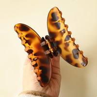 Pince à cheveux PC semi-circulaire minimaliste et élégante avec rivets, style été pour femme, design requin polyvalent 11 cm, finition premium, parfaite pour les chignons.