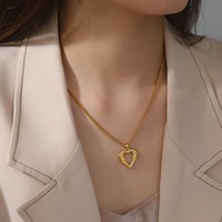 Collier Pendentif Cœur Ouvert en Acier Inoxydable Doré Martelé Vintage Creux pour Femme, Chaîne Chic, Bijou Cadeau pour Usage Quotidien