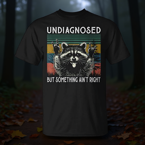 T-shirt Meme Raccoon « Non diagnostiqué, mais quelque chose ne va pas » - Product Image 3