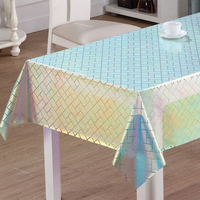 Nappe en PVC RNPT arc-en-ciel avec imprimé à fines rayures parallèles, finition brillante iridescente et surface lisse pour tables de cuisine