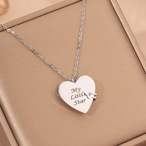 Collana con Lettera d'Amore in Acciaio Inossidabile Placcato Oro 18K, Apribile con Ciondolo a Forma di Cuore Inciso e Catena a Osso - Product Image 4