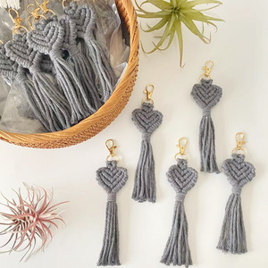 <span class=keywords><strong>Porte</strong></span>-clés en macramé fait main avec pompon en forme de cœur, style vintage bohème pastoral, en alliage tressé, avec joli breloque cœur, ornement bohème pour sac à main - Product Image 4