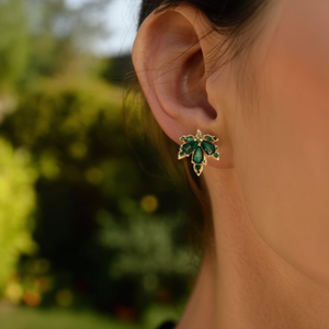 Pendientes de botón chapados en oro para mujer E2974, con diseño de planta blanca y engaste de bisel, clásicos para uso diario - Product Image 2