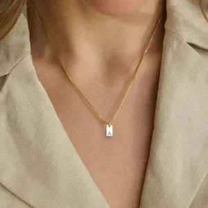 Collar Rectangular <span class=keywords><strong>con</strong></span> Iniciales Mayúsculas EManco, Colgante <span class=keywords><strong>con</strong></span> Letra Grabada de la A a la Z, <span class=keywords><strong>Cadena</strong></span> de Acero Inoxidable, Estilo Minimalista para Mujer - Product Image 4