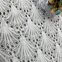 Tissu en dentelle guipure brodée en gros à faible MOQ, motif floral large festonné, dentelle soluble dans l'eau pour robe de mariée