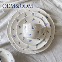 Service de vaisselle en porcelaine vintage française, dentelle florale bleue en relief, assiettes, bols et tasses à thé festonnés, cadeau de mariage