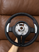 Volant en cuir pour BMW E87 Série 1 avec bordure noire et finition cousue pour le style intérieur de la voiture et les projets de remplacement