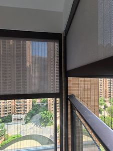 近代的な電動アルミニウム屋外ローラーブラインド防水 & 防風内蔵シェード工場付属ソフト機能ブラックアウト - Product Image 2