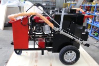 L'usine fournit une machine de réparation de nids de poule d'une capacité de 100 litres pour chaussée de route asphaltée
