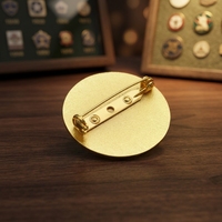 Badges personnalisés en alliage de zinc plaqué or avec logo, finition émail brillant dur ou souple, imprimés en typographie, épingles de drapeau personnalisées sur mesure