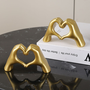 Adorno de Resina Dorada con Gesto de Corazón de Artes Místicas, Decoración de Escritorio para Parejas, Regalo de San Valentín - Product Image 4
