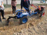 Améliorez la connexion entre la charrue et le motoculteur, permettant à l'oncle de labourer le riziculture plus confortablement