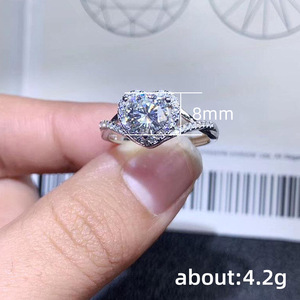 Elegante Anello a Forma di Cuore con Design a V, Accessorio Romantico per Donne, per Feste e Uso Quotidiano - Product Image 5