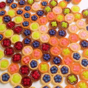 100 Piezas de Mini Tartas de Frutas (Fresa y Arándano) para Casa de Muñecas, Comida en Miniatura, Figuras de Postres, Decoración de Mesa - Product Image 4