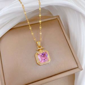 Collier pendentif de mode élégant et magnifique, style luxueux et tendance, avec flacon de parfum orné de diamants - Product Image 3