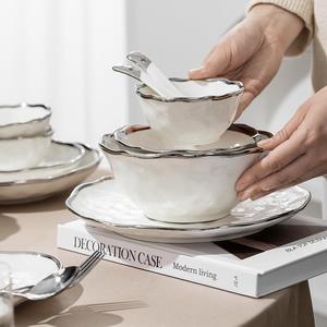 Service <span class=keywords><strong>de</strong></span> table en céramique martelée blanche moderne, vaisselle <span class=keywords><strong>de</strong></span> luxe sous glaçure avec bordure argentée pour restaurants créatifs et haute couture - Product Image 3