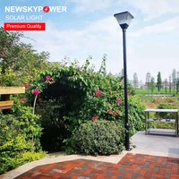 Haute Lumen AC hybride connecté au réseau lumière solaire LED borne lampe de cour IP65 avec poteau pour paysage de rue extérieur