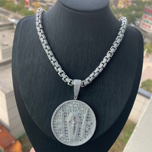 Collier Pendentif Croix 3D Iced Out Hop avec Chaîne Curb Pavée CZ Prêt à Expédier pour Vendeurs en Ligne - Product Image 6