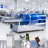 Système de convoyeur à seaux industriel avec convoyeur à chaîne pour cartons, insérateur de produits intégré, poussoir et chargeur de fûts à came