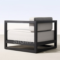 Fauteuil de jardin minimaliste en aluminium pour l'extérieur, avec un cadre robuste et un coussin blanc doux