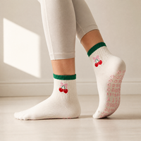 Chaussettes antidérapantes personnalisées en gros avec broderie cerise et lettres pour femmes, idéales pour le yoga, le Pilates et la barre, design mignon, OEM ODM
